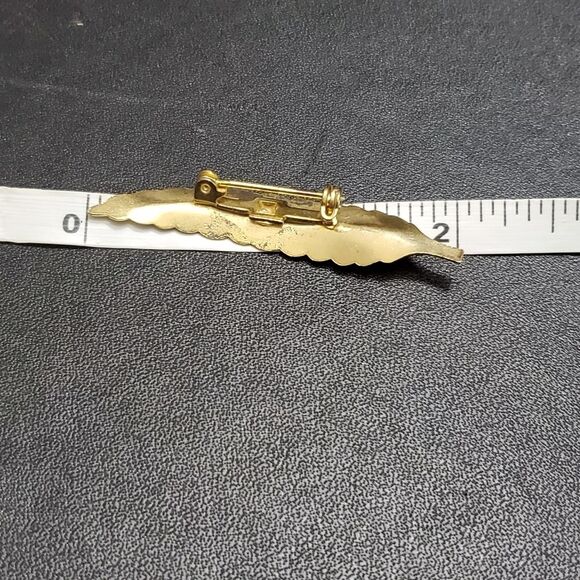 Gold tone leaf brooch - Picture 5 of 8